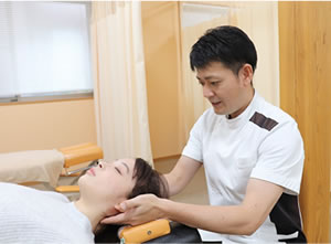 首の施術を受ける女性